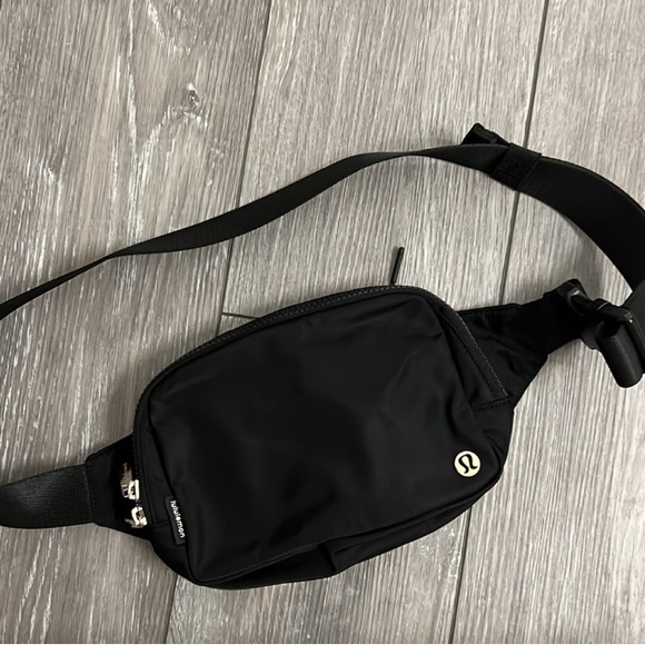 Lululemon Everywhere Belt Bag Large 2L - Picture 2 of 3